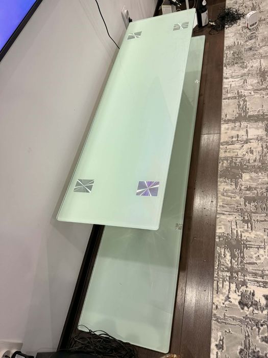 Vând masă tv de sticlă