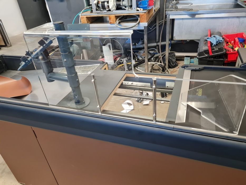 Касов бокс с подвижна лента