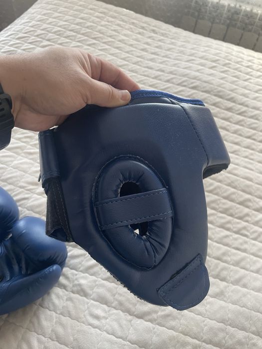 Продам боксерские перчатки и шлем.