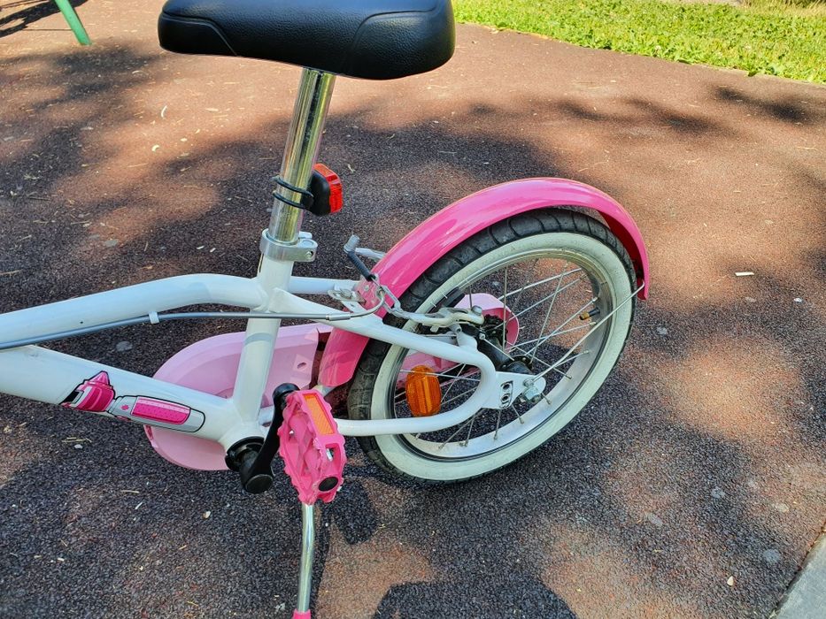 Bicicleta copii cu roți ajutătoare.