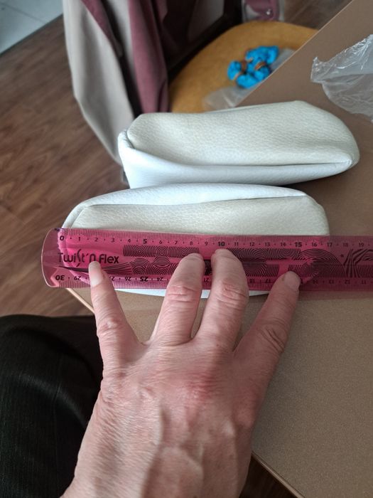 Чешки белого и чёрного  цвета