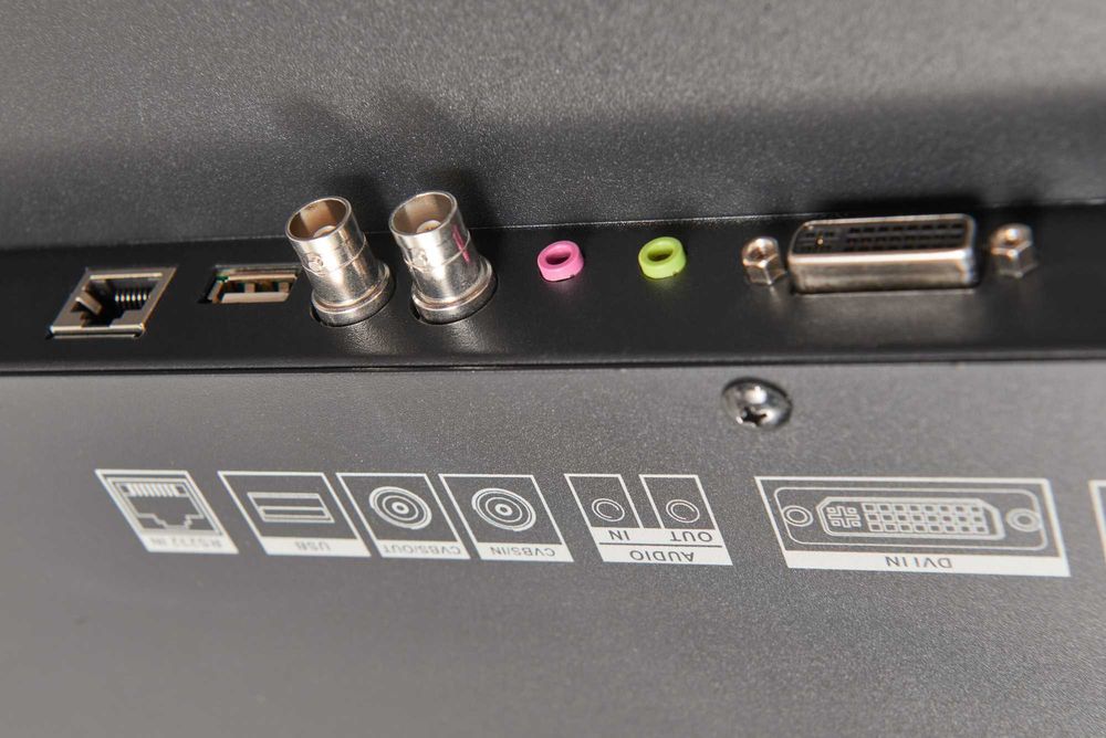 Монитор 55 инча HIKVISION DS-D5055UL-B със стойка за стена