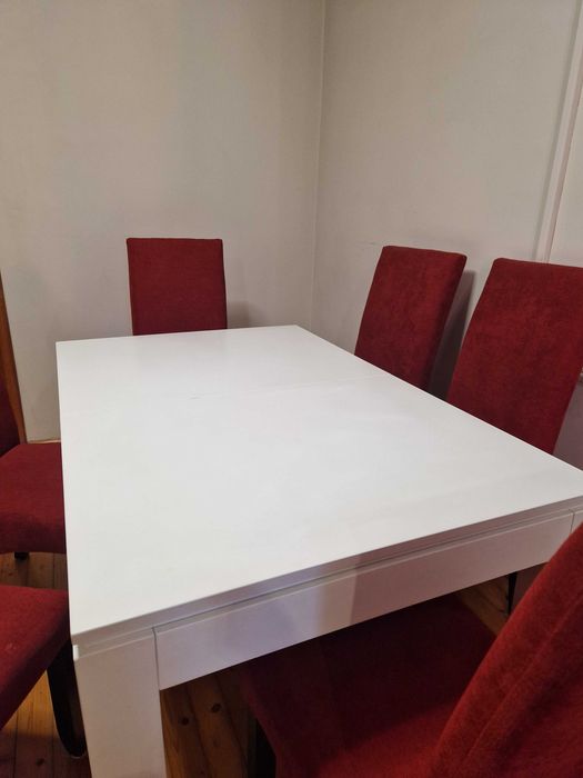 Трапезна маса със столове