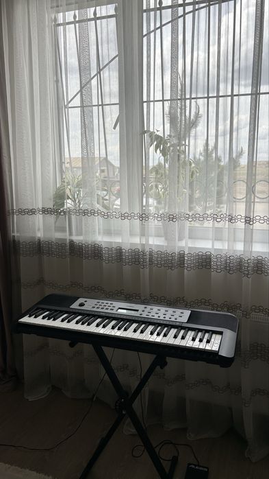 Продам синтезатор Yamaha psr e273
