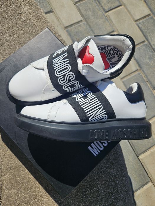 Adidasi Love Moschino