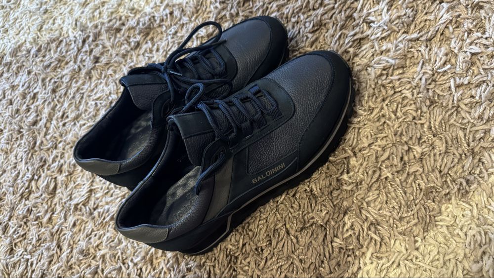 Продам кроссовки