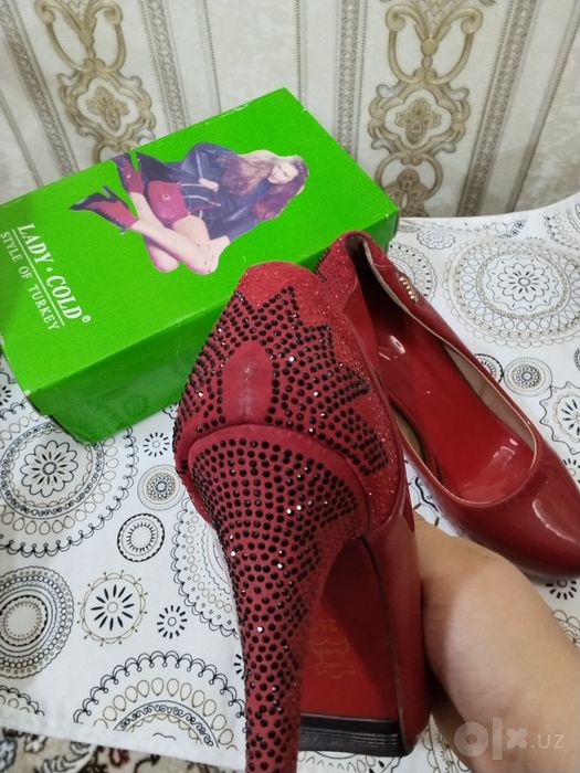 Tufli sotiladii rangi qizil