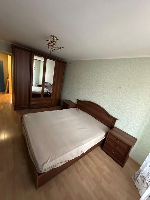 Спальный гарнитур + косметический столик( дуб)