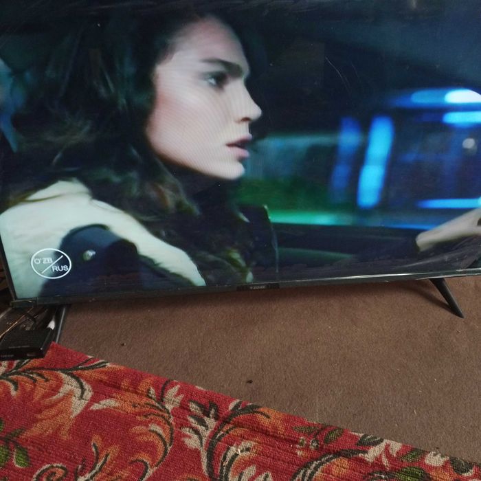 Телевизор HOME 43 екранли янги холатда 3 ой ишлатилган