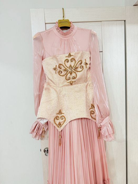 Киімдер сатылады