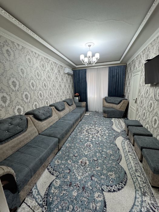 Диван с пуфиками