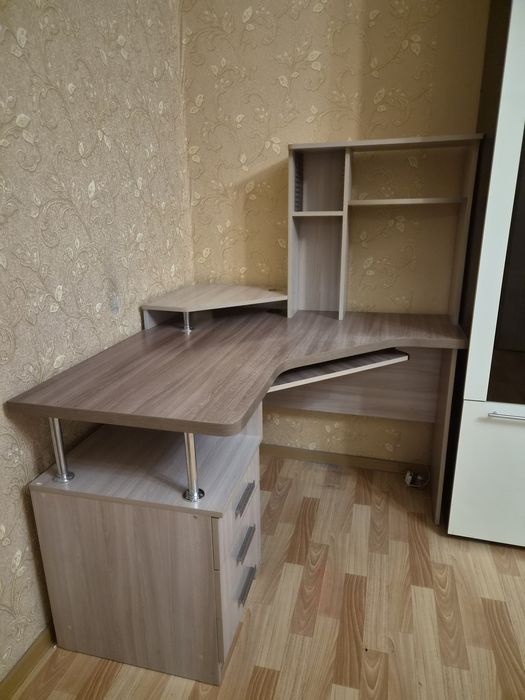 Продам компьютерный стол