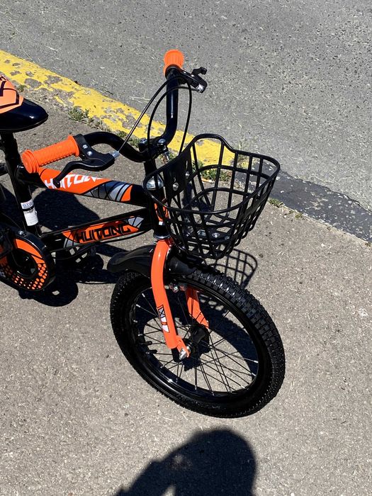 Bicicletă băieți 4-7 ani, 16” cu roți ajutătoare și frâne, coș plastic