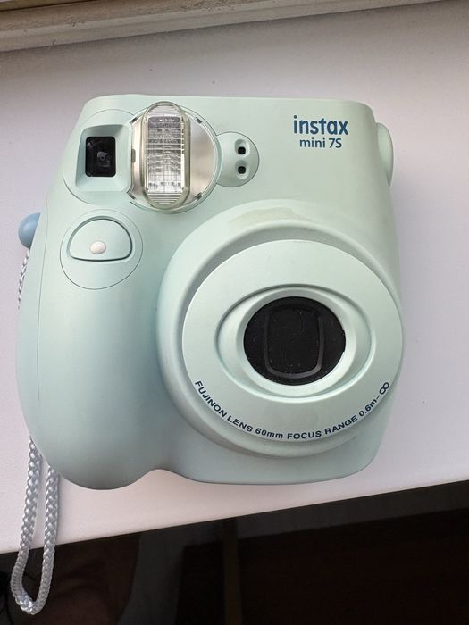 Продам Фотоаппарат Instax mini-75