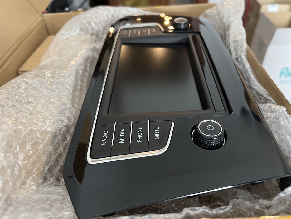 Оригинален Екран от пасат B8 с рамка Пиано лак