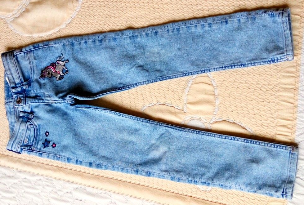 Детски дънки Denim с бродерия и дължина 64см за ръст 104см