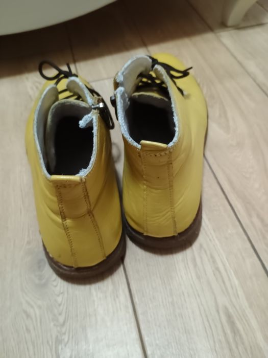 Жълти ниски боти, естествена кожа