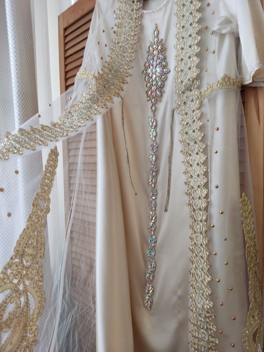 Вечернее платье золотого цвета