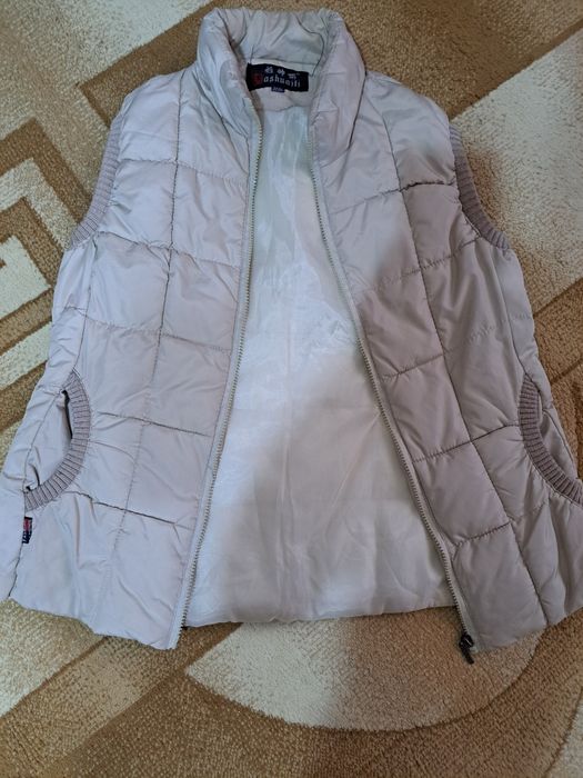 Жилетка бежевого цвета.В отличном состоянии.