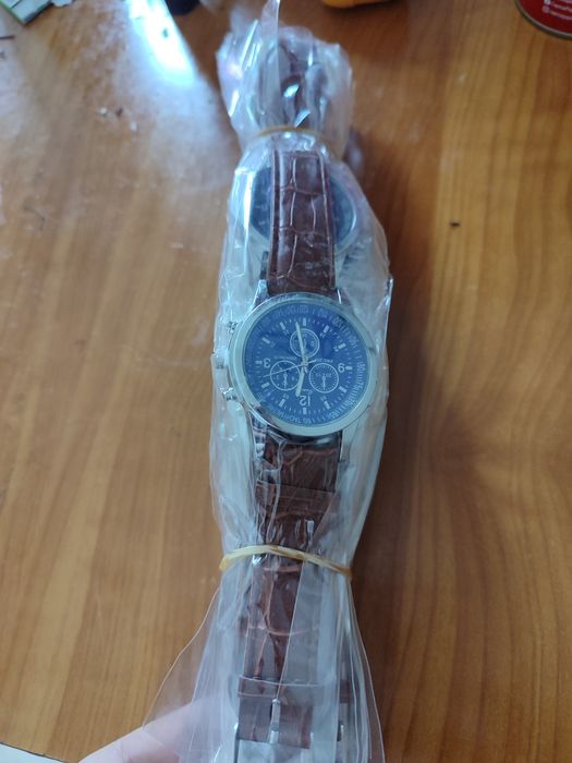 Voi vinde un ceas de mână.