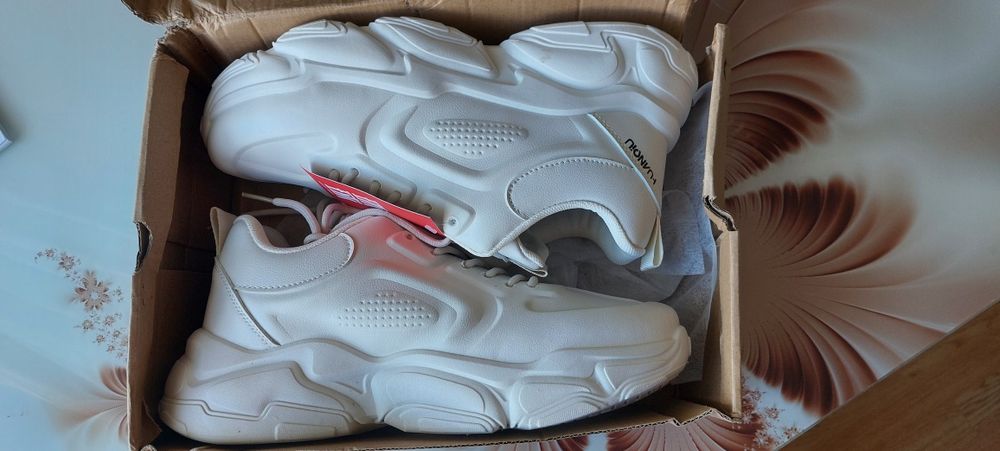 Кроссовки продам