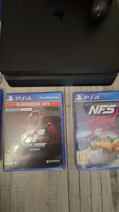 Продавам PlayStation 4 Slim ! 500 Gb със 8 игри