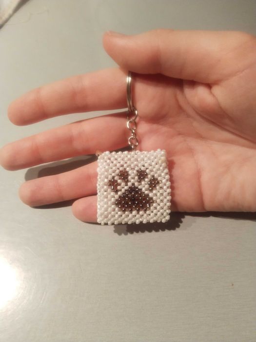 Брелок из бисера, лапка