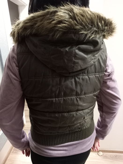 Vesta cu fermoar  culoare maro