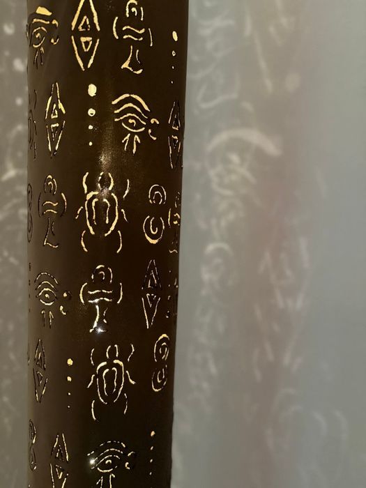 Lampă, gravată cu simboluri egiptene