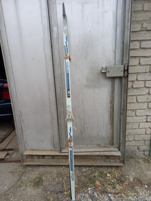 Лыжи почти новые