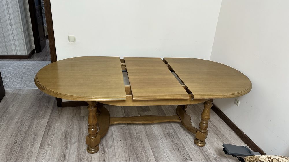 Стол и 10 стульев