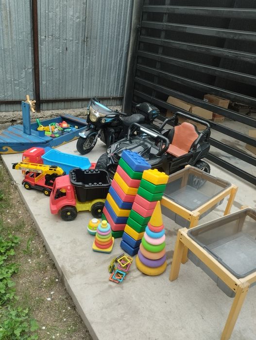 Игрушки, машинки, кубики, песочница и тд.