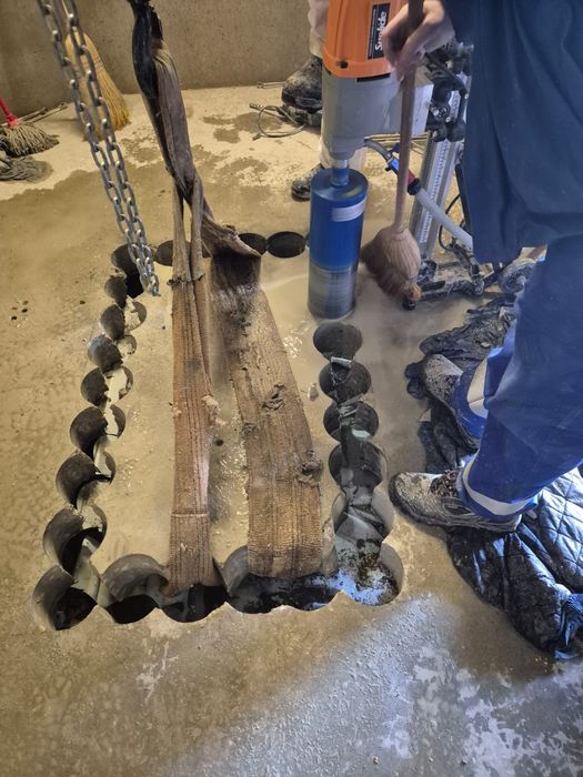 Gaură  hotă  prin carotare.