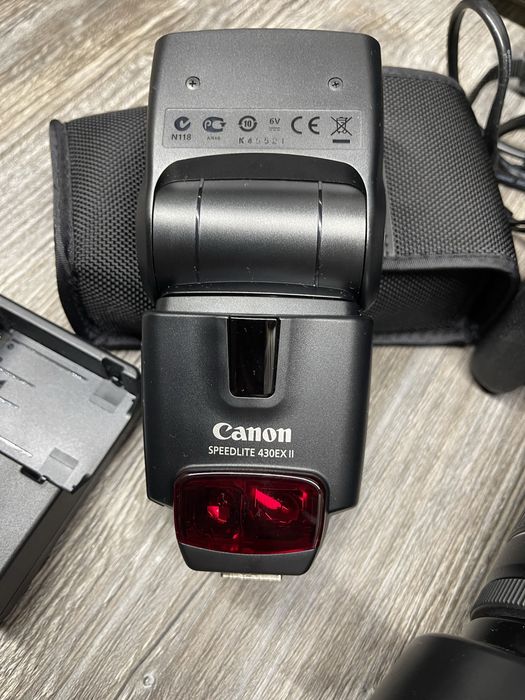 Canon EOS 700D; В комплекте вспышка Canon Speedlite 430EX ||