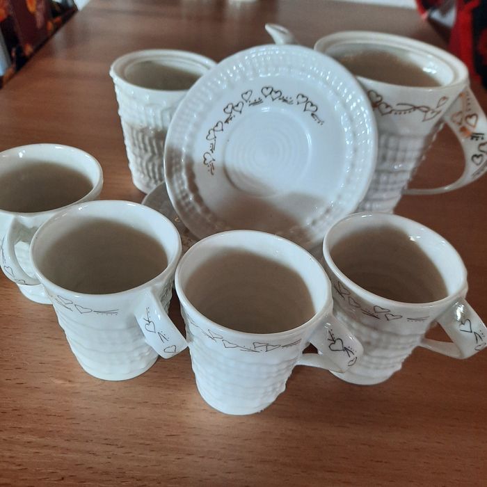 Set de 4 cescute cu farfuriute