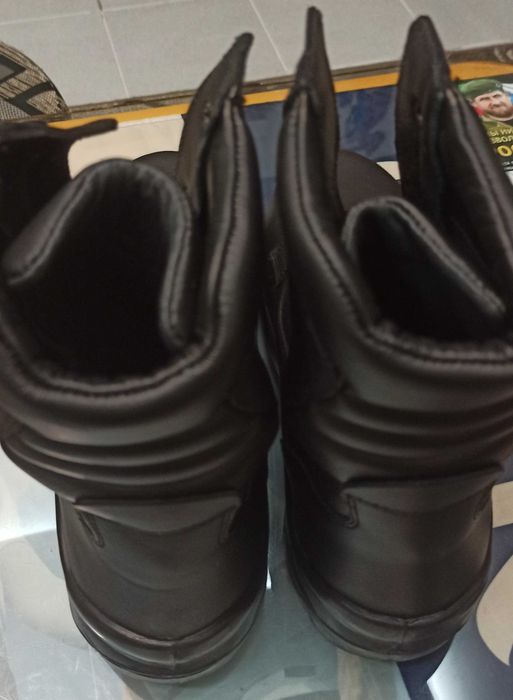 Български кубинки номер 44