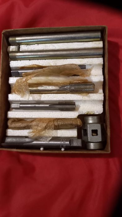 Продаю набор инструментов для нарезания резьбы.