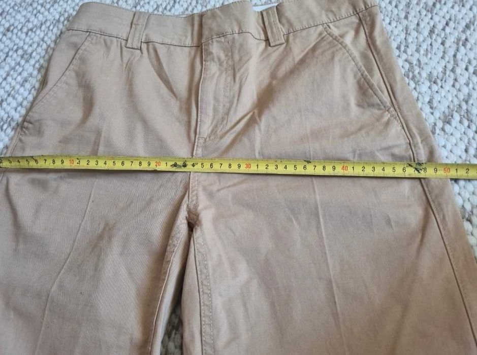 Pantaloni bej cu crac larg de la Bershka