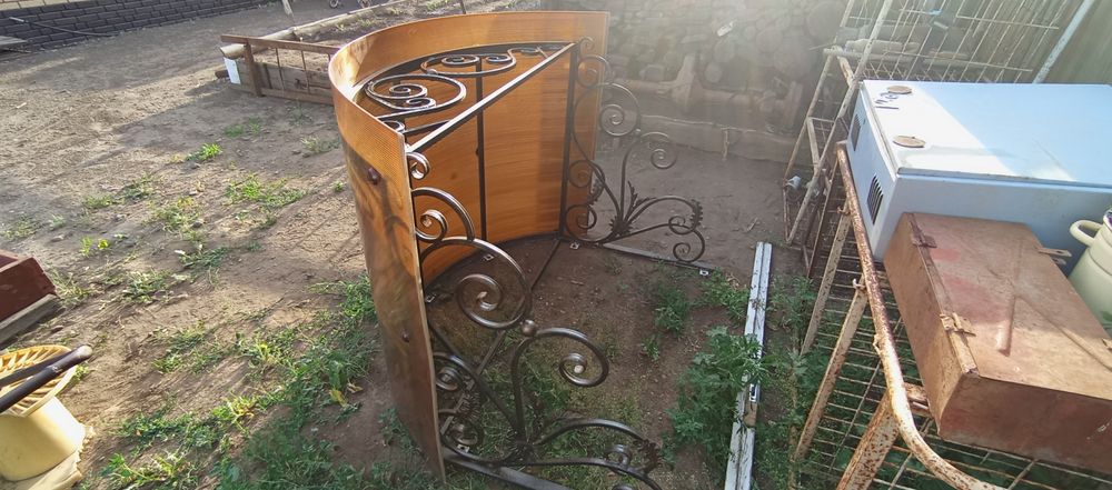 Кованый козырёк над входной дверью