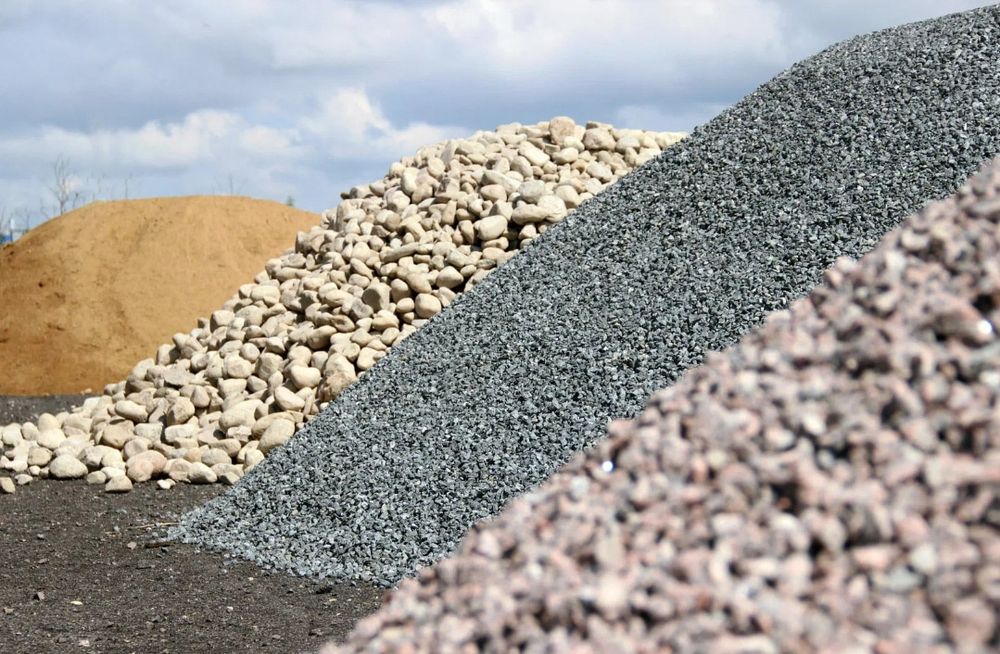 Балласт, песок, отсев, щебень, перегной.