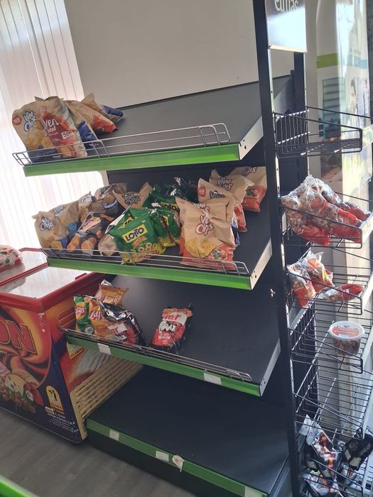 Rafturi metalice pentru magazin – set complet, stare foarte bună
