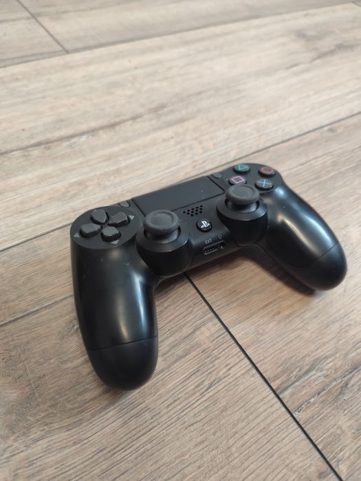 PS 4 Slim 1 tb + o manetă+ Need For Speed Payback