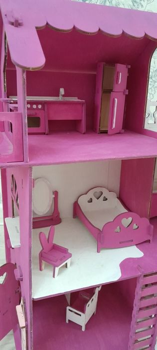Продаётся кукольный дом