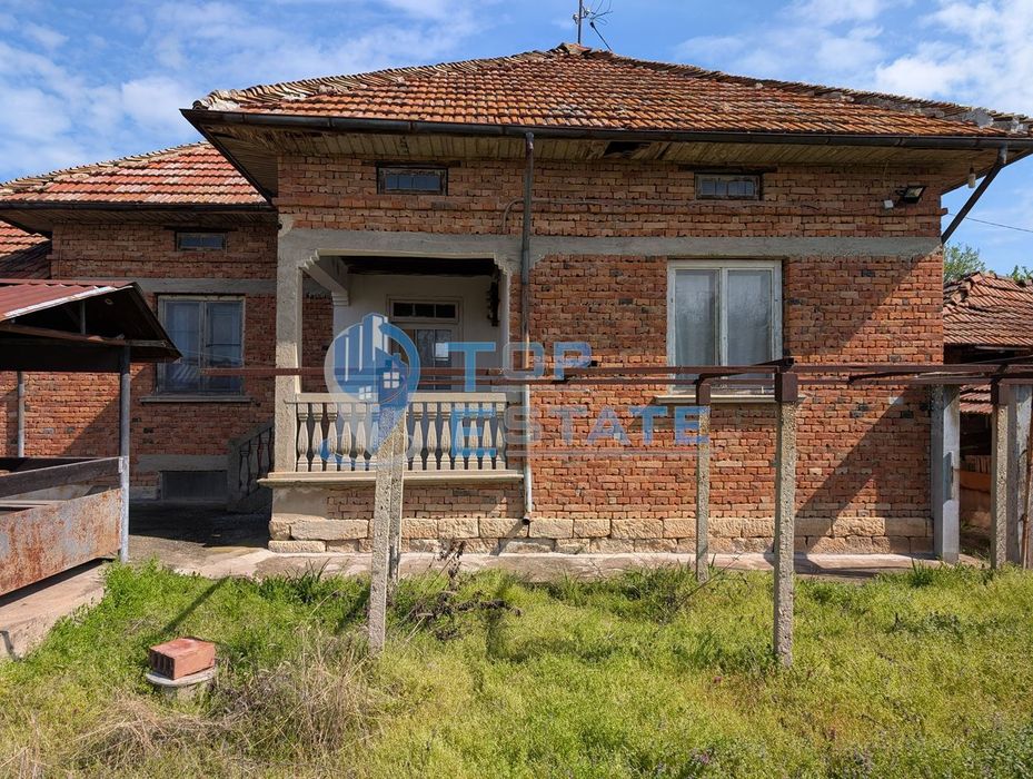 Едноетажна тухлена къща с гараж в село Павел