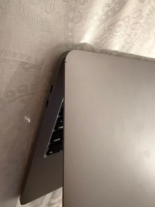 MacBook Pro 13", 2020, Two Thunderbolt 3 ports
