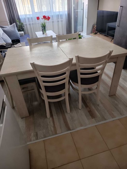 Трапезна разтегателна маса 90/160 и 4 стола. В много добро състояние дърво. Масата е 195 €, а столовете 4 х 20 €. Може и да се закупят отделно.