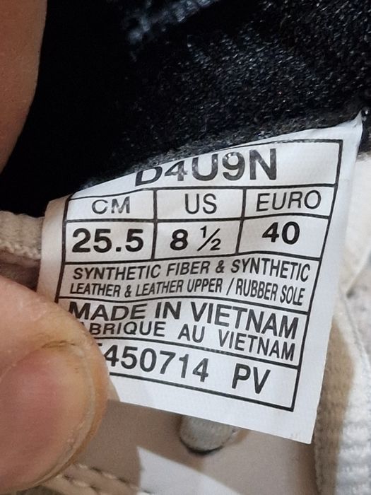 Продавам дамски кецове нови.