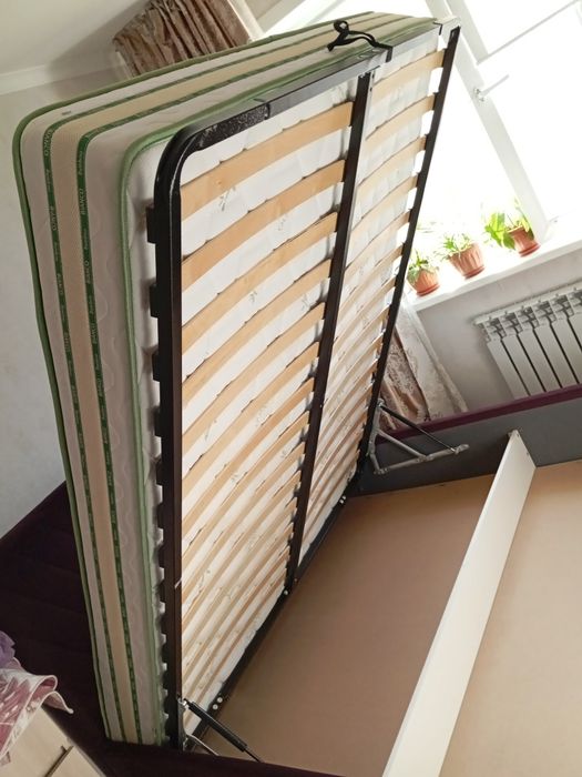 Тахта бардового цвета