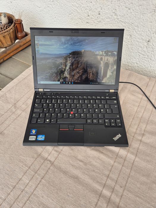Laptop Lenovo X230 cu i5 si ssd impecabil
