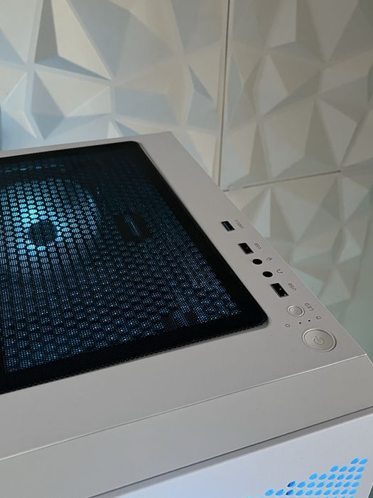 Бял Геймърски компютър / RX 580 / i7 / 16GB RAM